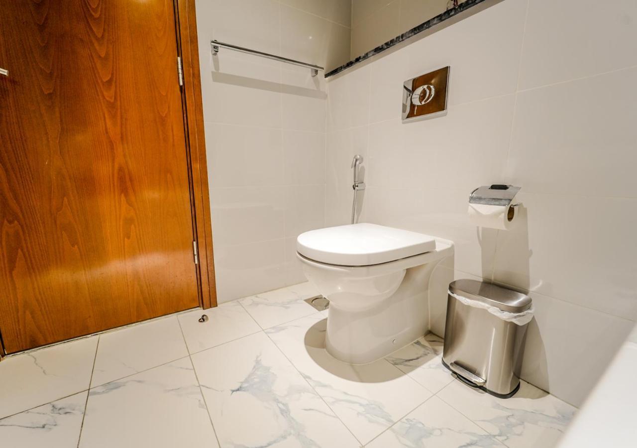 Apartment Spacious 1br In Habtoor With Canal Views & Close To Mall